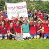 (wro)Einen Zähler Vorsprung (vor Dettelbach und Ortsteile II) hatte die Spielgemeinschaft Seinsheim/Nenzenheim nach der Vorrunde (32:31). Acht (vor dem SSV Kitzingen II) – bei zwei Spielen mehr – waren es zur Winterpause (44:36), die die Wolf-Schützlinge vor der Konkurrenz lagen. Bis Ostern war der Vorsprung allerdings verspielt. Gleichauf mit Sulzfelds Reserve (49:49) wurden die letzten sechs Spiele absolviert. Während Seinsheim/Nenzenheim aus diesen Begegnungen das Optimum von 18 Zählern bei 28:2-Toren herausholte, fiel Sulzfeld noch auf Rang drei zurück. Vizemeister wurde der SSV Kitzingen II mit sieben Zählern Rückstand. Die Meistermannschaft (hinten von links) Trainer Markus Wolf, Andre Müller, Thomas Wolf, Manfred Falk, Christian Fleck, Andreas Hassold, Kevin Baier, Tobias Dehner; (Mitte von links): Matthias Volkamer, Andreas Braun, Fabian Rabenstein, David Unser, Patrick Hertel, Nico Nees, Andreas Blomeyer, Florian Brand, Lion Paxton, Max Dorsch; (vorne von links: James Holeton mit Tochter Elia, Lukas Hörlin, Florian Sieber, Andreas Walter, Markus Körner, Andreas Keßler, Stefan Bauer, Hannes Schöller, Stefan Lang und Markus Keller.