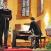 (madü)   Ein stimmungsvolles Konzert erfreute die zahlreichen Zuhörer in der Kirche von Niklashausen. Nach der Begrüßung durch Pfarrerin Heike Dinse leitete Sven Geier aus Eiersheim den Lieder-Nachmittag mit einem Orgelstück ein. Der Bass Werner Tiltz aus Würzburg trug mit großartiger Stimme zehn Lieder unter anderem von Haydn, Schumann, Mendelssohn-Bartholdy und Grieg, vor, trefflich begleitet von Claudiu Muresan am Piano. Langanhaltender Applaus belohnte die Akteure. Gemeinsam sangen alle „Komm, lieber Mai“ von Mozart und als Kanon das Volkslied „Es tönen die Lieder“. Sven Geier ließ zum Schluss die Orgel nochmals kräftig ertönen. Ortsvorsteherin Marlise Düx dankte allen Mitwirkenden und ließ wissen, dass die fast 400 Euro Spenden dem Kindergottesdienst zugute kommen.