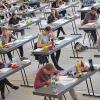 (ehh)   Knapp 40 000 Gymnasiasten in Bayern, davon etwa 3000 in Unterfranken haben am Donnerstag die erste Etappe der Abiturprüfungen hinter sich gebracht. Wie auch hier bei den 107 Kandidaten des Egbert-Gymnasiums Münsterschwarzach (Lkr. Kitzingen) war das erste Prüfungsfach Deutsch. Kommende Woche folgen eine Fremdsprache sowie ein Gesellschafts- oder naturwissenschaftliches Fach und schließlich Mathematik. Nach den mündlichen Prüfungen erhalten die Abiturienten am 26. Juni das Zeugnis der Hochschulreife. Den ersten Kommentaren von Schülern und Lehrern zufolge war das schriftliche Abitur 2015 im Fach Deutsch durchaus „machbar“. Die Prüflinge hatten fünf Themen zur Auswahl. In 315 Minuten konnten sie etwa das Gedicht „Stapfen“ von Conrad Ferdinand Meyer interpretieren, sich an eine Interpretation eines Ausschnittes aus Uwe Tellkamps Roman „Der Turm“ oder an eine Szene aus Bertolt Brechts „Leben des Galilei“ wagen.