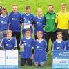 Baupokal-Kreissieger: Der TSV Großbardorf errang beim Kreis-Endturnier der U 15-Junioren den Sieg. Stehend von links: Trainer Stephan Heger, Kreisvorsitzender Michael Ritter, Jonas Schmitt, Juniorenspielgruppenleiter Bernd Heinlein, Marcel Stenzel, Niklas Bauer, Kreisjuniorenleiter Rainer Lochmüller, Nicolas Feder, Luca Derlet, Nico Markert, Hannes Mauer, Trainer Maximilian Zang, das Schiedsrichter-Trio Jonas Eschenbacher, Marco Föller, Benno Hobelsberger, Stefan Goos (Innungsobermeister der Bauinnung Bad Kissingen) und Bezirksschiedsrichter-Obmann Norbert Kröckel. Kniend von links: Leon Brand, Benedikt Stuhl, Steven Schranz, Jonathan Barthelmes, Max Kießner, Louis Meder und Noah Übelacker.