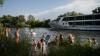 Ein Flusskreuzfahrtschiff passiert die Sanderau in Würzburg. Ein Flusskreuzfahrtschiff passiert die Sanderau in Würzburg.