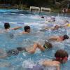„Waschmaschine” wird der Schwimmstart von Triathleten oft genannt: Dieses Bild zeigt Schüler der Altersklasse B im Karlstadter Freibad.