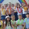 Auf der Bühne sangen die Mädchen und Buben Songs unter einem Regenbogen.