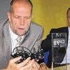 Ausgezeichnet: Für ein neu entwickeltes Bauteil für Doppelkupplungsgetriebe erhielt FTE den Pace-Innovation-Award der Automobilmesse in Detroit. Im Bild Entwicklungsleiter Michael Müller (links) und Andreas Thumm, der Vorsitzende der FTE-Geschäftsführung.