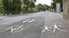 Man muss etwas Geduld haben, um die Deutschhöfer Straße Richtung Obertor samt Fahrrad- und Fußweg so "verkehrsberuhigt" fotografieren zu können. Vor allem zu Zeiten des Berufsverkehrs sieht es dort ganz anders aus, wenn sich Radler und Fußgänger in die Quere kommen, gleichzeitig Busse halten, sich Autoschlangen in beide Richtungen gebildet haben und vielleicht gerade auch noch ein Bewohner mit seinem Auto aus der Tiefgarage des Marienstifts in die Deutschhöfer Straße einzubiegen versucht. 