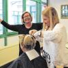 (ume)   Der Friseursalon Uschi Igel hatte in Ochsenfurt eine lange Tradition. Jetzt ist er geschlossen. Uschi Igel freut sich einerseits auf den Ruhestand, schließlich wird sie in diesem Monat 65 Jahre alt, aber sie empfindet auch Wehmut. Sie hat ihren Beruf immer gerne ausgeübt, hat Verantwortung übernommen und viele junge Frauen in diesem Beruf ausgebildet. Eigentlich stammt die Friseurmeisterin aus Konstanz, kam dann mit ihrem Lebensgefährten Thomas Huber nach Würzburg. Erst arbeitete sie in Würzburg, dann entschloss sie sich 1988 einen Salon in Ochsenfurt zu übernehmen. Ihr Salon am Klingentor hatte großen Zulauf. Vor sieben Jahren entschied sie sich, in die Klingentor-Passage umzuziehen. Sie hatte gehofft eine Nachfolgerin für ihren Salon zu finden, meint jedoch: „Die meisten jungen Leute wollen nicht mehr so viel Verantwortung übernehmen.“