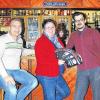 Neues Angebot für junge Musiker: Im Mellerschter „Holzwurm“ treten künftig einmal im Monat Bands aus der Umgebung auf. Darauf freuen sich Inhaber Udo Karpenko (links), Organisator Johannes Haaf (rechts) und Brigitte Proß vom Aktiven Mellrichstadt.
