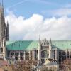 (gh)   Über „Die Kathedrale von Chartres – Baustein werden am Dom der Menschheit“ referiert am Donnerstag, 12. Februar, um 19.30 Uhr Christophe Marie Rogez in der Aula der Freien Waldorfschule. Rogez ist seit 25 Jahren Seminarleiter spiritueller Reisen in Frankreich und wird den Zuhörern die Königin der Kathedralen „Notre Dame de Chartres“ (im Bild die Kathedrale und ein Detail des Portals) näherbringen. In seiner Ankündigung schreibt er: „Immer mehr Menschen haben heute das Bedürfnis, sich selbst in Bezug zu setzen zu dem großen Geheimnis des Lebens, welches wir Gott nennen, und suchen nach einer inneren Orientierung.“ Diesen Wunsch greift er auf und zeigt in Vorträgen und Seminaren einen Weg auf, wie man „offenen Herzens, mit allen Sinnen und dem ganzen Körper in einen Dialog mit den monumentalen Werken der Kunst des Sakralen eintreten kann“. Infos gibt es auch unter www.christophe-rogez.de. Der Eintritt zum Vortrag ist frei; um eine Spende wird gebeten.