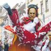 Wachsamer Blick auf die Tradition: Die schwäbisch-alemannische Fastnacht, im Bild ein Federhannes beim Narrensprung in Rottweil, steht seit kurzem auf der deutschen Liste des immateriellen Kulturerbes. Grund genug, einen wachsamen Blick auf die Einhaltung der alten Bräuche zu werfen, findet der Narrenverband. Doch nicht jeder Verein ist einverstanden.