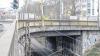 Eigentlich abbruchreif: Die Brücke der Rottendorfer Straße über die Bahnstrecke Richtung Heidingsfeld muss aber noch bis nach der Landesgartenschau im Jahr 2018 halten. Die Konstruktion, die schwer einzusehen ist, besteht aus einer älteren und einer neueren Brücke. Deshalb hoffen die städtischen Planer noch auf die Möglichkeit, den Straßenverkehr während der Bauzeit zumindest halbseitig aufrecht erhalten zu können.