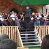 Eng wurde es auf dem überdachten Podium bei der Serenade des Symphonischen Blasorchesters Unterpleichfeld, während sich die Besucher unter Schirmen versteckten.