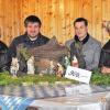 900 Euro aus Krippenverkauf: (von links) Irmgard Wirth, Frederik Roth, Lukas Dittrich und Anny Väth bei der Spendenübergabe zu Gunsten der Elterninitiative Regenbogen. Foto: Birgit Wagner