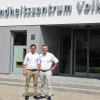 Mit der Fertigstellung des neuen "Gesundheitszentrum Volkach" haben die Volkacher Apotheker Johannes Unger und sein Vater Helmut (von links) eine Vision realisiert. Hinter dem Haus stehen bald 45 Parkplätze zur Verfügung.