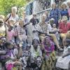 (Rö)   Wieder einmal machte sich der Mwanza e.V. auf zu einer Reise in die Würzburger Partnerstadt in Tansania. Die 19-köpfige Reisegruppe besuchte vor allem Projekte, die von Würzburg aus unterstützt werden, wie das Straßenkinderprojekt Malimbe Family oder die vom Mwanza e.V. finanzierte „Education and Day Care Centre“. Besucht wurde auch das Lubango-Gemeindezentrum in Nyashana mit Kindergarten, Hauswirtschaftsgrundkurs für junge Frauen, einer Bibliothek mit Arbeitsplätzen für Sekundarschüler, einer Mehrzweckhalle und einer Kapelle, wo Jugendliche betreut und ausgebildet werden. Das Zentrum braucht eine Erweiterung und der Mwanza-Verein will beim Neubau eines ausreichend großen Hauses behilflich sein. im Rathaus überbrachte Stadträtin Benita Stolz Grüße von OB Christian Schuchardt. Anschließend wurde ein riesiges Einkaufszentrum besichtigt, das im Dezember eröffnet wird. Die erfolgreiche Ankunft des Würzburger Müllfahrzeugs wurde in Mwanza dankbar aufgenommen. Auch die Beiladung war komplett ausgeliefert worden. So freute sich Sr. Denise Mattle über die Kindergartenmöbel aus der Oberzeller Partner-Montessori-Schule, das Kinderheim Fonelisco erhielt Kinderkleidung und die Feuerwehr Schutzanzüge von den Würzburger Kollegen. Der ganz anderen Welt eines afrikanischen Großkrankenhauses kam man bei einer Führung durch das Bujora Medical Centre nahe. Nach dem Besuch der Partnerstadt folgte fast für alle der Besuch in der nahegelegenen Serengeti sowie dem Ngorongoro-Krater oder eine Besteigung des Mount Meru, der sich mit fast 4600 Metern Höhe neben dem Kilimandscharo erhebt. Ein Besuch in Bagamoyo, einer geschichtsträchtigen Kleinstadt am Indischen Ozean, rief die Zeit des Sklavenhandels und der deutschen Kolonisierung wach. Am 22. November wird in der VHS, Münzstraße 1, um 19.30 Uhr ein Reisebericht u sehen und zu hören sein. Das Bild zeigt Mitglieder der Reisegruppe mit Einheimischen.