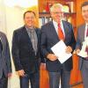 Großspende als Fundament: Kämmerer Robert Scheller, DAHW-Geschäftsführer Burkard Kömm, Werner Kantner und Oberbürgermeister Christian Schuchardt bei der Verleihung des Tanzenden Schäfers an den Geschäftsmann.