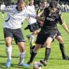 Stettbach (mib)   Die Sportfreunde Stettbach/Eckartshausen bremsten mit einem verdienten 1:0-(0:0)-Sieg A-Klasse-1-Spitzenreiter DJK Brebersdorf/Vasbühl aus. Das Siegtor erzielte Konstantin Belekoz (70.). Hier ist der Brebersdorfer Philipp Nöth (links) im Vorwärtsgang und spielt den Stettbacher Nico Katzenberger aus.