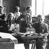 In den Anfangsjahren der Höchberger Kartonagenfabrik Spiegel war noch viel Handarbeit angesagt. Hier ein Bild der Werkstatt aus dem Jahre 1929.