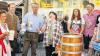 (lsl)   Ein voller Erfolg war das achte „Rocktemberfest“ auf dem Marktplatz. 2007 aus einer Spontanidee entstanden, hat das Fest inzwischen seinen festen Platz, so eine Mitteilung der Tourist-Information. Eine Stunde vor dem Anstich des Münchner Oktoberfestes griff Oberbürgermeister Siegfried Müller zum Schlegel, um mit „einem Schlag“ das Festbier der Brauerei Kesselring anzustechen und gemeinsam mit Peter Himmel, Festwirtin Carmen Niebler und Tourismus-Referentin Jutta Wallrapp die ersten Maß Freibier zu verteilen. Spalier standen neben Tourismuschef und Moderator Walter Vierrether Teile des Hofstaats ebenso in Tracht wie OB Müller. Mit einem „Prosit der Gemütlichkeit“ eröffneten die Kesselring Musikanten bei Sonnenschein das Fest. Auch ein Chor aus Lettland gab Stücke zum Besten. Ein Höhepunkt war die Modenschau vom Trachtenhof Nübler mit den Hofstaat-Models. Michaela Jordan (Nübler) und Walter Vierrether moderierten. Um 17 Uhr rockten die Altrocker der Band Random aus Aschaffenburg. Viele Rock- und Beat-Fans waren gekommen, um Reinhard Loni Hinterstein (ehemaliger Leadgitarrist von Shakers Five) zu erleben. Einige ehemalige Bandkollegen waren vor Ort und die Gesangseinlage von Karlheinz Thiergärtner wurde mit Applaus bedacht. Trotz Regenschauern ließen es sich die Beat-Freunde nicht nehmen, bis zum Schluss auf der Pflaster-Tanzfläche abzutanzen. Bild von links: Carmen Niebler, Peter Himmel, OB Müller und Jutta Wallrapp.