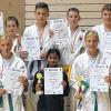 Dekoriert mit Urkunden: Diese Lohrer Judoka, eingerahmt von ihren Betreuern, platzierten sich bei den unterfränkischen U-15-Meisterschaften in den Medaillenrängen. Mit Lina Rüfer und Larissa Meißner (vorne mit Pokalen) errangen zwei Kämpferinnen sogar den Titel.