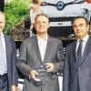 Großer Bahnhof für eine tolle Leistung: Die hohe Auszeichnung, den Renault Z.E. Award, überreichte Jérôme Stoll, Chief Performance Officer Renault an Guido Vorndran (Bildmitte), Geschäftsführer Autohaus Vorndran in Bad Neustadt. Rechts gratulierte noch Carlos Ghosn, Präsident und Chief Executive Officer Renault.