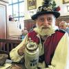 No a Maß! Andre Bandel kommt seit 62 Jahren jede Woche ins Münchner Hofbräuhaus. Hier trinkt er die Maß Bier aus seinem eigenen Steinkrug, der vom Wirt extra für ihn aufbewahrt wird – ein Privileg, das er mit 615 Stammgästen teilt.