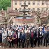 Gruppenbild aller Jubilare mit Werksleitung und Betriebsrat im Garten des Klosters Bronnbach.
