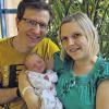 Leni heißt der neue Lebensmittelpunkt von Sandra Leutheuser (23) und Martin Reußenzehn (33) aus Hendungen. Das Mädchen wurde am 31. Juli um 13.16 Uhr in der Kreisklinik geboren, 2590 Gramm schwer und 50 Zentimeter groß. Ob Leni das musikalische Talent vom Papa geerbt hat? Der spielt nämlich Tenorhorn bei Böhmisch G'schtörd und ist Vorsitzender dieser Kapelle. Leni machte Johanna und Roland Reußenzehn (Hendungen) zum vierten Mal zu Großeltern. Ruth und Leonhard Leutheuser (Reyersbach) wurden erstmals Ur-Großeltern. Und auch Hiltrud Heidrich (Wülfershausen) freut sich über ihr erstes Urenkelkind.