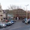 (hh)  In zwei Bauabschnitten wird das Revier zwischen neuer Hadergasse bis Kornmarkt komplett umgestaltet. Begonnen wurde vor wenigen Tagen mit dem Platz ums Zeughaus. Der Parkplatz, hier eine Archivaufnahme, ist damit erstmal Geschichte.