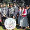 Die neuen Majestäten: Die Mainbernheimer Schützengesellschaft ermittelt traditionsgemäß zur Kirchweih ihre Könige. Diesmal lagen vorne (im Bild von links): Angelina Hagenauer (2. Jugendritterin),  Marco Hügelschäffer (1. Jugendritter), Max König (Jugendkönig), Werner Schwab (2. Ritter), Herbert Ziegler (Schützenkönig), Manfred Kellermann (1. Ritter), Martina Swars (1. Ritterin), Uschi Poser (Damenkönigin), Andrea Hügelschäffer (2. Ritterin). Den erfolgreichen Schützen gratulierte Schützenmeister Wolfgang Poser.