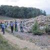 Ortstermin in der Deponie: Der Birkenfelder Gemeinderat sah sich um, hier vor der Bauschutthalde.