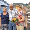 (ch)   Die Geschäftsstellenleiterin, Kassenwartin und Protokollführerin des BLSV Main-Spessart, Hiltrud Zadra, wurde bei der jüngsten Sitzung der BLSV-Vorstandschaft in Karlburg auf eigenem Wunsch aus Ihrem Amt verabschiedet. Hiltrud Zadra war von 1995 bis 2014 ehrenamtlich tätig. Der Kreisvorsitzende Karl-Heinz Hübner sprach ihr seinen Dank aus, für die sehr gute Zusammenarbeit und überreichte Blumen sowie ein Präsent. Im Bild von links: Wilhelm Hertlein (neuer Kassenwart), stellvertretende Kreisvorsitzende Ursula Hartmann, Karl-Heinz Hübner, Hiltrud Zadra, stellvertretender Kreisvorsitzender Uwe Binner.