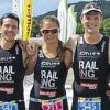 (pm)   Einen erfolgreichen Abschluss der Triathlon-Saison konnte sowohl die Frauen-Mannschaft als auch die zweite Männer-Mannschaft des SV Würzburg 05 in Regensburg feiern. In der Regionalliga belegten die Frauen den sechsten Platz und die Männer sicherten sich mit Platz acht in der Bayernliga ihre Saisonbestleistung und damit den Klassenerhalt. Der Wettkampf wurde als Mannschaftswertung ausgetragen. Alle Teams mussten das Rennen möglichst geschlossen absolvieren. Nach 750 Metern Schwimmen in der Donau gingen die Triathleten auf die 20 Kilometer lange und Radstrecke. Beim abschließenden Fünf-Kilometer-Lauf wurde die Donauinsel zweimal umrundet. Die Frauen mussten sich nach einem harten Duell gegen den SV Bayreuth nach 1:16:14 Stunden mit Platz sechs zufrieden geben und beenden die Saison auf dem fünften Rang. Die Herren überquerten nach 1:11:01 Stunden die Ziellinie und sicherten sich mit Platz acht den zwölften Rang. Das Bild zeigt (von links) die SV-05-Athleten Daniel Schmid, Anine Hell, Johannes Kuhn, Sophie Vorschneider, Frank Brunecker, Carolin Lehrieder und Thorsten Kloß.