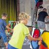 Neue Erfahrung: Die beiden neunjährigen Louis (links) und Timon (rechts) geben sich viel Mühe beim Sprühen ihrer ersten Graffiti und haben eine Menge Spaß dabei.