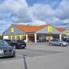 Genehmigt: Der Netto-Markt in Bad Königshofen kann erweitert werden. Er will das bisher als Parkplatz genutzte Gelände zwischen ihm und der Firma Takko (auf dem Bild links)  überbauen.