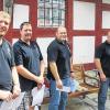 (ppe)   Beim Posaunenchor Possenheim gab es während des Kirchengemeindefestes Ehrungen für 25 Jahre Mitgliedschaft. So erhielten (von links) Jürgen Adler, Roland Adler und UweDingeldein aus der Hand von Posaunenchorleiter Heinz Dingel-dein die Urkunde und Anstecknadel des Verbandes der evangelischen Posaunenchöre in Bayern, heißt es in einer Mitteilung. Außerdem gab es Essensgutscheine. Chorleiter Heinz Dingeldein sagte, dass diese Bläser die ersten waren, die nicht selbst ausgebildet wurden. Seinerzeit wurde mit einem Musiklehrer in Dornheim und Altmannshausen Unterricht angeboten. Von den ehemals fünf Anfängern sind die drei Jubilare immer noch engagiert bei der Sache.