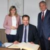 Stephan Mayer, Parlamentarischer Staatssekretär beim Innenministerium, war im Tauberbischofsheimer Rathaus zu Gast. Er kam mit Wolfgang Vockel und Nina Warken zu einem Gespräch zusammen. Anschließend trug er sich in das goldene Buch der Stadt ein.