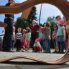 Musik-Aktionstag: Die Mädchen und Jungs des Rügheimer Kinderhauses besuchten Gitarrenbauer Michael Götz und seinen Musiker-Kollegen Alfred Dirschberger.