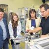 Besuch bei IFSYS: (von links) Josef Demar, stellvertretender Landrat und Bürgermeister von Großbardorf, Kreisrätin Juliane Demar und die CSU-Kandidatin für die Europawahl, Barbara Becker, lassen sich von Adelbert Demar, einem der Geschäftsführer der Firma IFSYS, die Maschinen für die Daimler AG erklären.