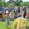 (regi)   Das Thema Bauernhof hatte sich der Herbstädter Kindergarten „Maria Amberg“ unter der Leitung von Melanie Hannemann für das diesjährige Sommerfest vorgenommen. Auf dem Gelände des mit Gruppenräumen und Kinderkrippe sowie einem großzügigen Außenbereich bestens ausgestatteten Kindergartens hatten sich am Sonntag zahlreiche Eltern, Großeltern und andere Interessenten eingefunden, um mitzufeiern und die Vorstellung der Kinder zu genießen. Nach einem Eröffnungslied wurde die Geschichte vom Kater Felix erzählt, der auf dem Bauernhof auf Entdeckungsreise geht, am Ende aber froh ist, wieder bei seiner Katzenmama und den Geschwistern zu sein. Welche Geräusche die Tiere von sich geben, wurde in einem passenden Lied aufgegriffen, ein Fingerspiel zum Thema durfte nicht fehlen. Beim Schweinelied trat auch der Metzger auf, aber am Ende tanzten alle kleinen Darsteller zum lustigen Lied von der bunten Kuh. Der Kindergarten betreut momentan 37 Kinder, davon sind zehn in der Krippe. Für das kommende Kindergartenjahr sind noch Krippenplätze frei. Der Dank der Kindergartenleiterin galt besonders allen Helfern und dem Mitarbeiterteam für die gute Unterstützung. Weitere Fotos im Internet unter http://rhoengrabfeld.mainpost.de.