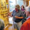 (wolf)   Die 16 neuen Register für die Orgel von St. Stephan werden in Lauffen am Neckar gefertigt, von der Orgelbaufirma Rensch. Gemeindeglieder und Interessierte schauten jetzt vorbei, um sich von den Orgelbauern Christhard Rensch (Bildmitte) und Philipp Neßling über das Werden einer Orgel unterrichten zu lassen. In der Stephanskirche werden die Arbeiten ab Anfang November fortgesetzt und im Frühjahr 2015 fertig gestellt sein. Wer diesen Orgelbau in der evangelischen Kirche unterstützen möchte, kann eine Patenschaft für eine Orgelpfeife erwerben. In der Kirche und im Internet unter www.wuerzburg-ststephan. de gibt es eine Übersicht zu den einzelnen Registern und weitere Informationen. Das letzte Emporenkonzert auf der bisherigen Weigle-Orgel spielt Philip Hahn aus Karlstadt am Pfingstmontag um 18.00 Uhr.