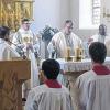 Auf dem Weg zum Priester: Abt Hermann Josef Kugler zelebrierte in Greßthal den Gottesdienst, links neben ihm Lukas Florian Prosch.