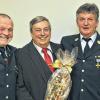 Florians-Prinzip: Eine Figur ihres Schutzheiligen schenkten Feuerwehrkommandant Artur Fröhling (rechts) und sein Stellvertreter Werner Röder Heinz Koch.