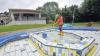 Ochsenfurt: Bademeister Siegfried Pregitzer beseitigt im Kinderplanschbecken die Spuren der eineinhalbjährigen Sanierungspause des Freibades.