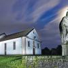 Mystisch: Die Wallfahrtskirche Maria Ehrenberg im Truppenübungsplatz Wildflecken präsentiert sich in wolkenverhangener Mondnacht. Die Beleuchtung wurde mit Kunstlicht realisiert.