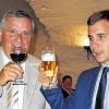 Der Deutsche mit Wein, der Franzose mit Bier: Altbürgermeister Siegfried Selinger (links) und Ouistrehams Bürgermeister RomainBail stoßen an.