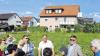 Diskussion um die Baugrenzen: Auf diesem Grundstück in der Scheffelstraße 2 in Volkach soll ein Fünffamilienhaus entstehen. Die Bewohner des Nachbarhauses im Hintergrund fürchten um ihre Abendsonne. Der Bauausschuss machte sich am Dienstagabend ein Bild von der Situation.