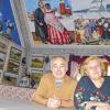 Farbenfroh: Galina und Helmut Carl haben den Saal im Obergeschoss ihres Restaurants rundherum mit Bildern dekoriert, die Motive des berühmten russischen Malers Boris Custodiev zeigen. Der Raum direkt unter dem Dach wird deshalb gerne für russische Hochzeitsfeiern genutzt.