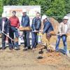 Symbolischer Spatenstich: Fuhrmann Günther Krimm, Bürgermeister Peter Franz, Marktgemeinde-Geschäftsführer Armin Rüppel, Landtagsabgeordneter Günther Felbinger, Bauunternehmer Volker Peetz, Zweiter Bürgermeister Christian Holzemer, Architekt Norbert Saur und BeneVit-Geschäftsführer Kaspar Pfister gaben den Startschuss für den Bau des Pflegeheims.