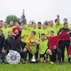 Zurück in der Bezirksliga: die DJK Dampfach machte mit dem 3:0-Sieg in Gochsheim ihr Meisterstück in der Kreisliga 2. Im Bild (von links): Gerd Klausner, Alexander Prichodko, Kenny Reichart, Günther Hofmann, Paul Tudor, Torwarttrainer Edwin Stierl, Martin Nöth,, Manuel Ziegler, Niklas Neubauer, Felix Hauck, Dirk Hofmann, Serkan Yeniay, Dominik Engel, Henry Neubauer, Bilal Yücetag, Günay Tekerek, Ralf Riedlmeier, Daniel Winkler, Stefan Greb, Patrick Winter, Trainer Werner Landgraf, Julian Ziegler, Co-Trainer Marcel Gerber, Stefan Lutz, Stefan Klement und Roland Kimmel. Viele Bilder von der Dampfacher Meisterfeier und dem Truck, mit dem es nach Hause ging, unter www.mainpost.de/sport/schweinfurt.Foto: Marion Wetterich