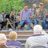 Ungewohnte Kombination: Akkordeon und Rock passen gut zusammen, wovon man sich in der Lohrer Anlage überzeugen konnte beim gemeinsamen Auftritt des Sinfonischen Akkordeonorchesters Unterfranken und der Würzburger Crash Kidz mit Frontsänger Alex Schuck. Foto: Ulf Kampfmeier